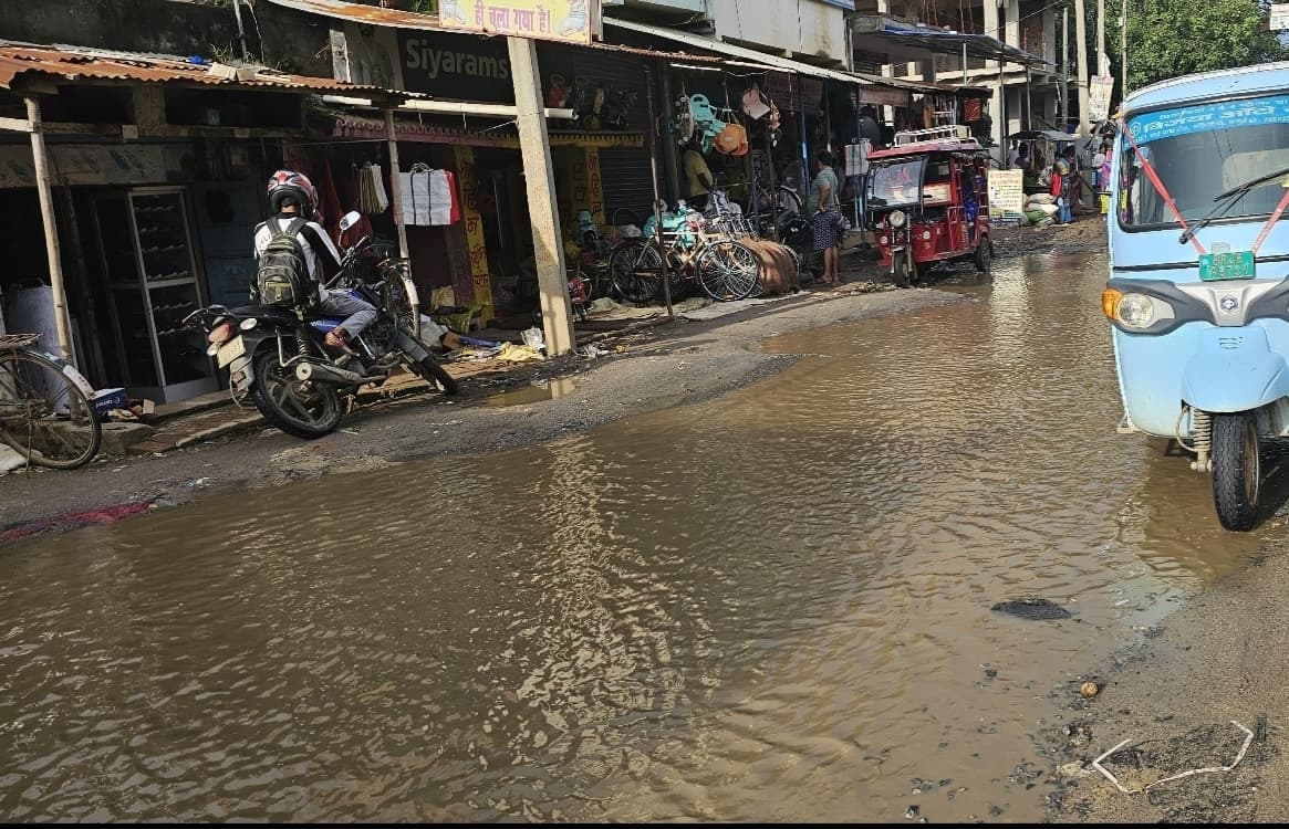 सोनो-चरकापत्थर सड़क का होगा पुनर्निर्माण, जल जमाव के कारण टूटकर बदहाल हो चुकी है यह सड़क