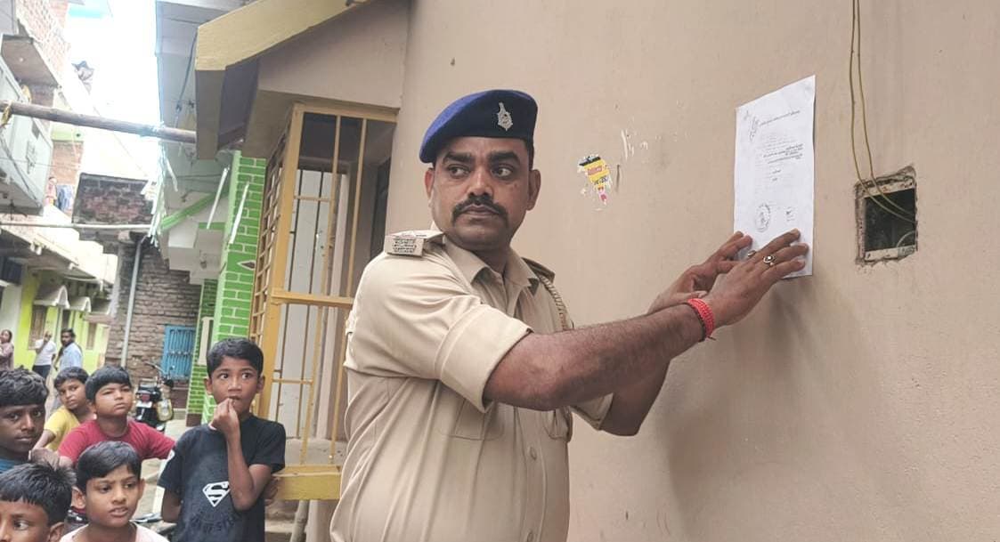 दहेज प्रताड़ना के मामले में फरार आरोपित के घर पुलिस ने चिपकाया इश्तेहार