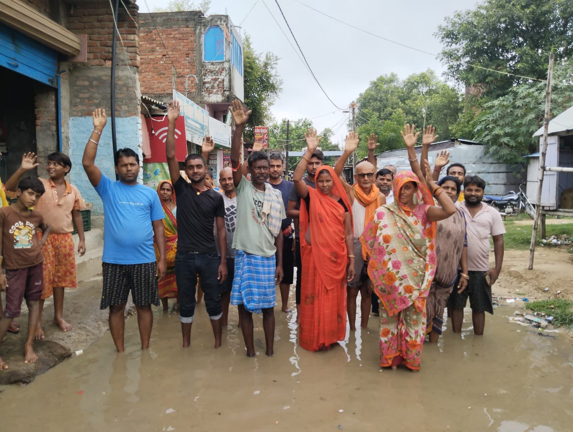 Madhubani News : फुलहर गिरिजा मंदिर जाने वाले मार्ग पर जलजमाव से ग्रामीण नाराज, प्रदर्शन