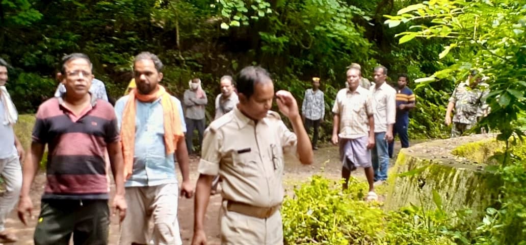 East Singhbhum News : बासाडेरा झरना से युवती का शव बरामद, हत्या की आशंका