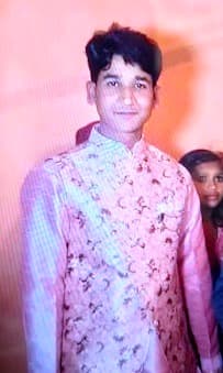 ट्रक खड़े हाइवा से टकराया, दबने से चालक की मौत, खलासी घायल