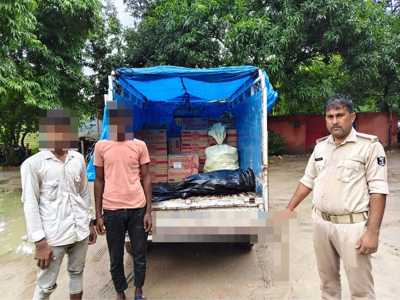 694 लीटर शराब के साथ दो तस्कर गिरफ्तार, पिकअप व तीन बाइक जब्त