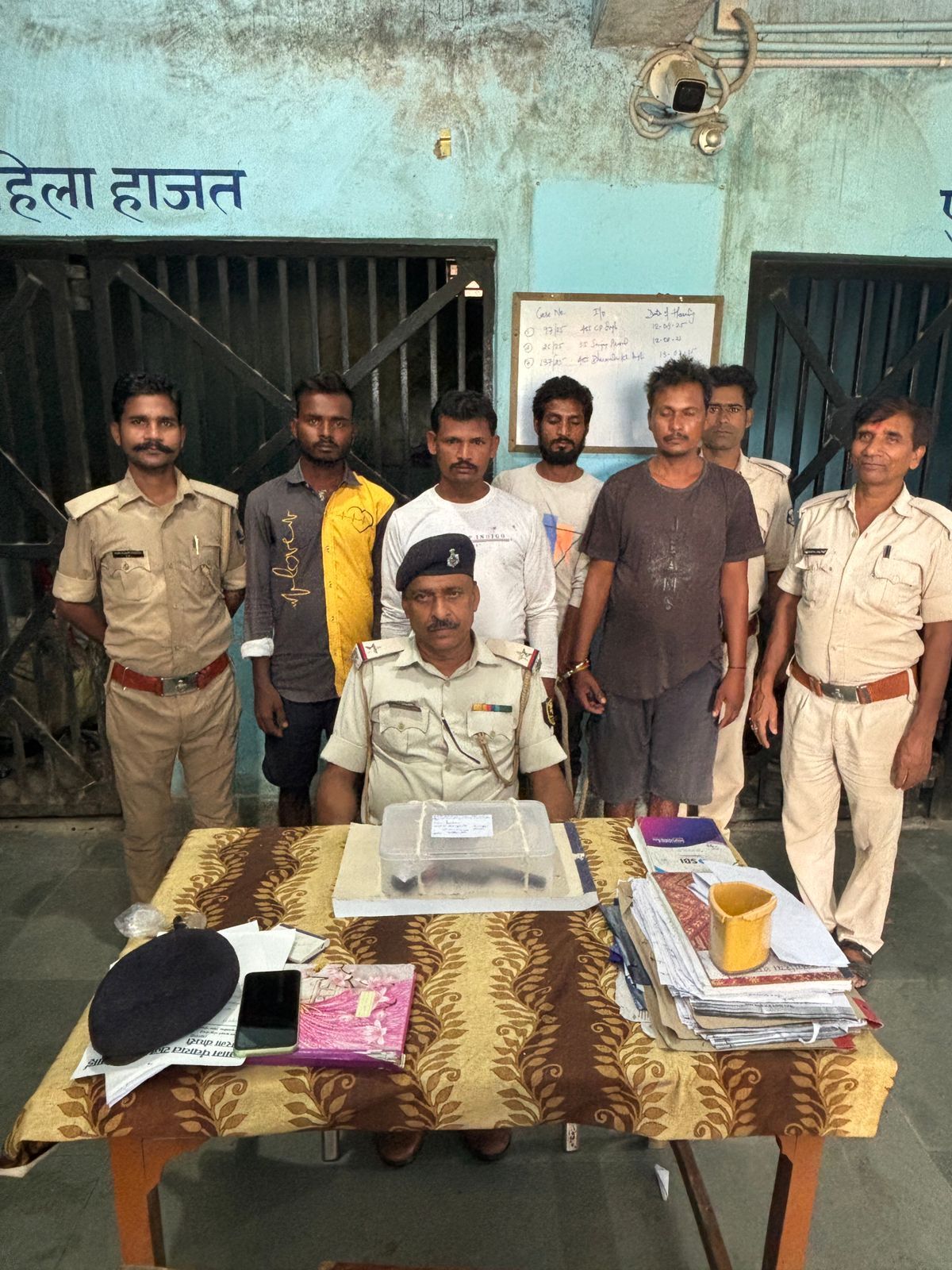 कट्टा, कारतूस, पिकअप व तीन मवेशियों के साथ चार गिरफ्तार