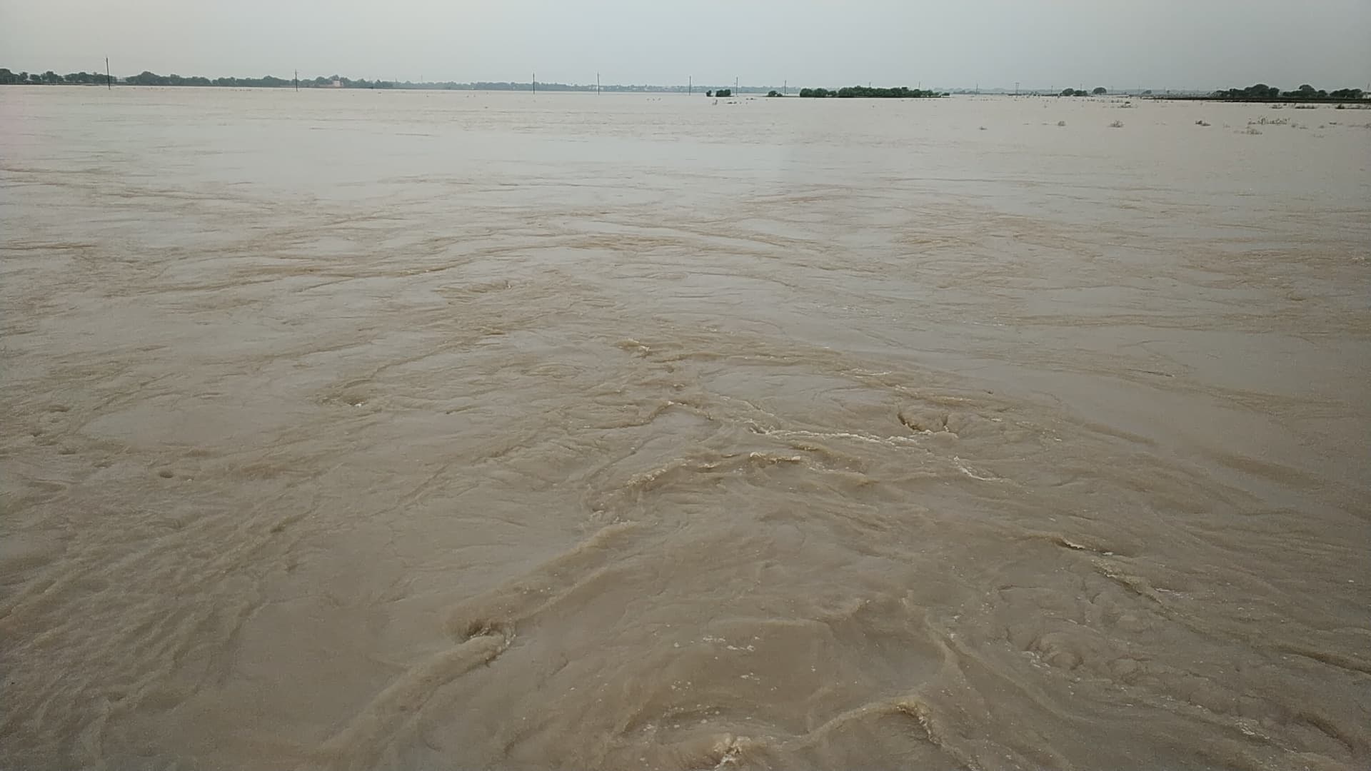 बाढ़ का पानी घुसने से बड़हरा प्रखंड की आधा दर्जन सड़कें बंद