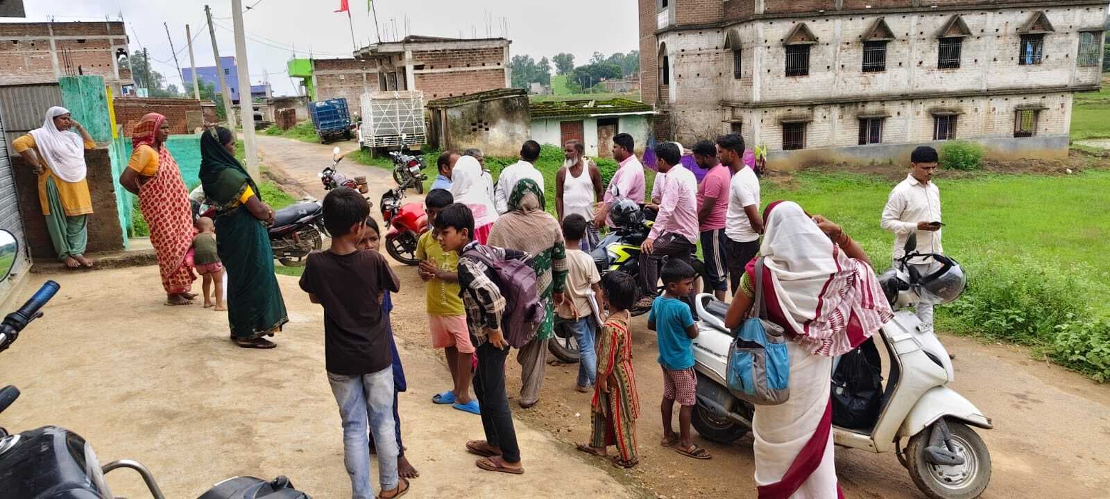 विद्यालय जाने का रास्ता बंद, बच्चों की पढ़ाई पर संकट
