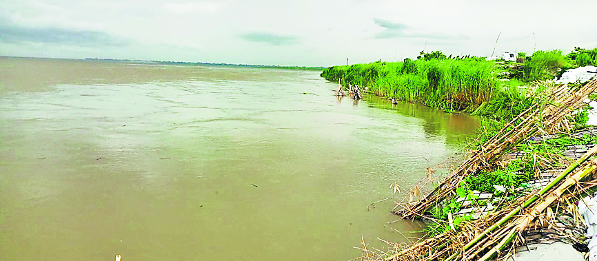 Gopalganj News : नेपाल में बारिश से हर घंटे दो सेंटीमीटर बढ़ रही गंडक नदी, निचले इलाकों में बढ़ा खतरा