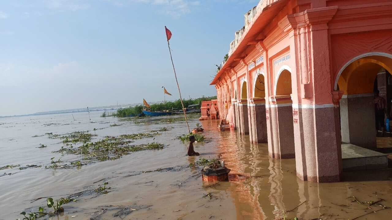 गंगा में उफान : गांव व विद्यालयों में घुसा बाढ़ का पानी, खतरे में जान-माल