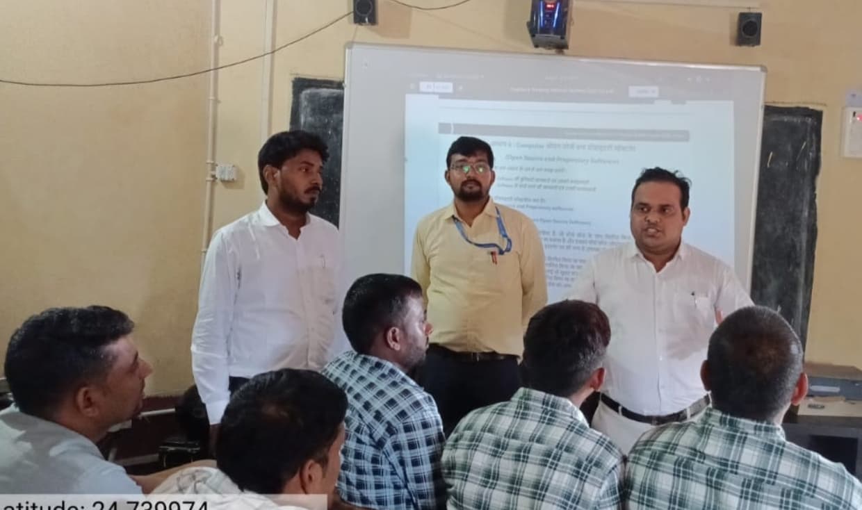 आइसीटी लैब संचालन के लिए शिक्षकों को दिया जा रहा प्रशिक्षण