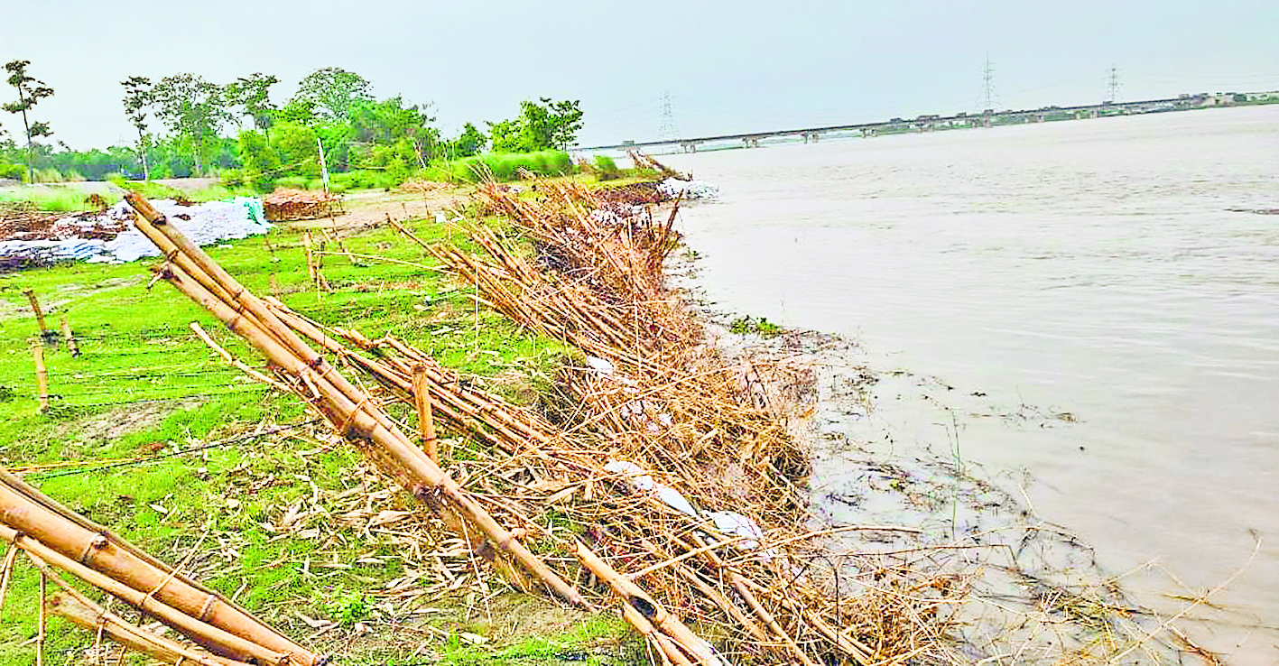 Gopalganj News : बारिश थमने के बाद भी बैकुंठपुर में खतरे के निशान के करीब पहुंची गंडक नदी