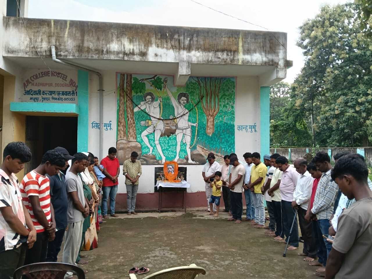 छात्रावास के छात्रों ने पूर्व मुख्यमंत्री को दी श्रद्धांजलि