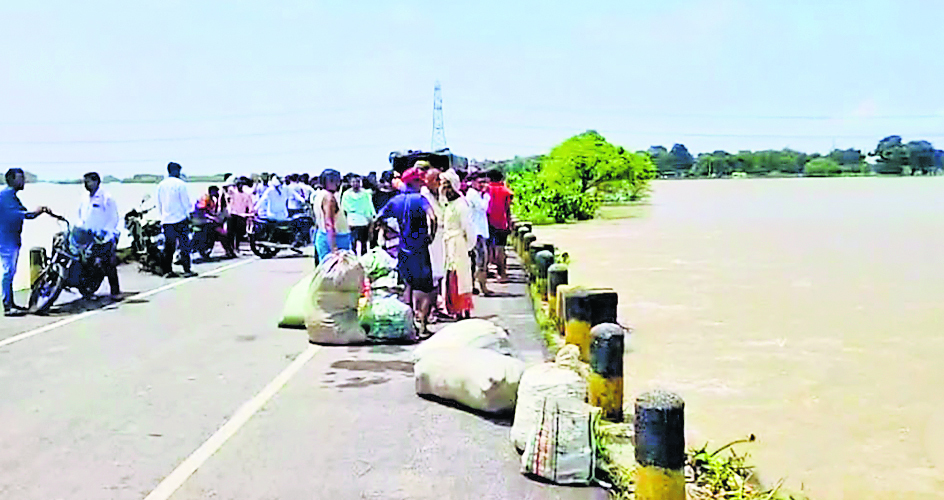 Ara News : बिहिया चौरस्ता-गौरा पथ पर बाढ़ के पानी की तेज धार में बह गया युवक