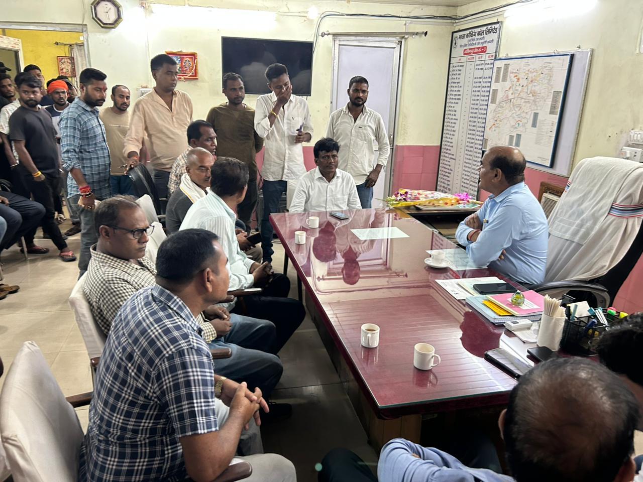 Dhanbad News : खरखरी पंचायत की समस्याओं को ले गोविंदपुर जीएम से मिले बाघमारा विधायक