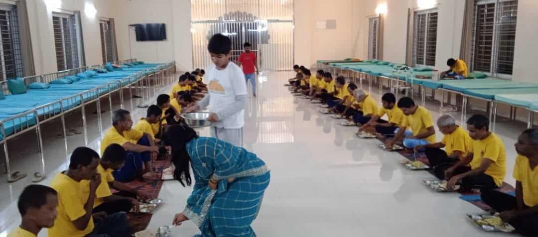 Ranchi News : अपना घर आश्रम में निराश्रित प्रभु जी को कराया भोजन