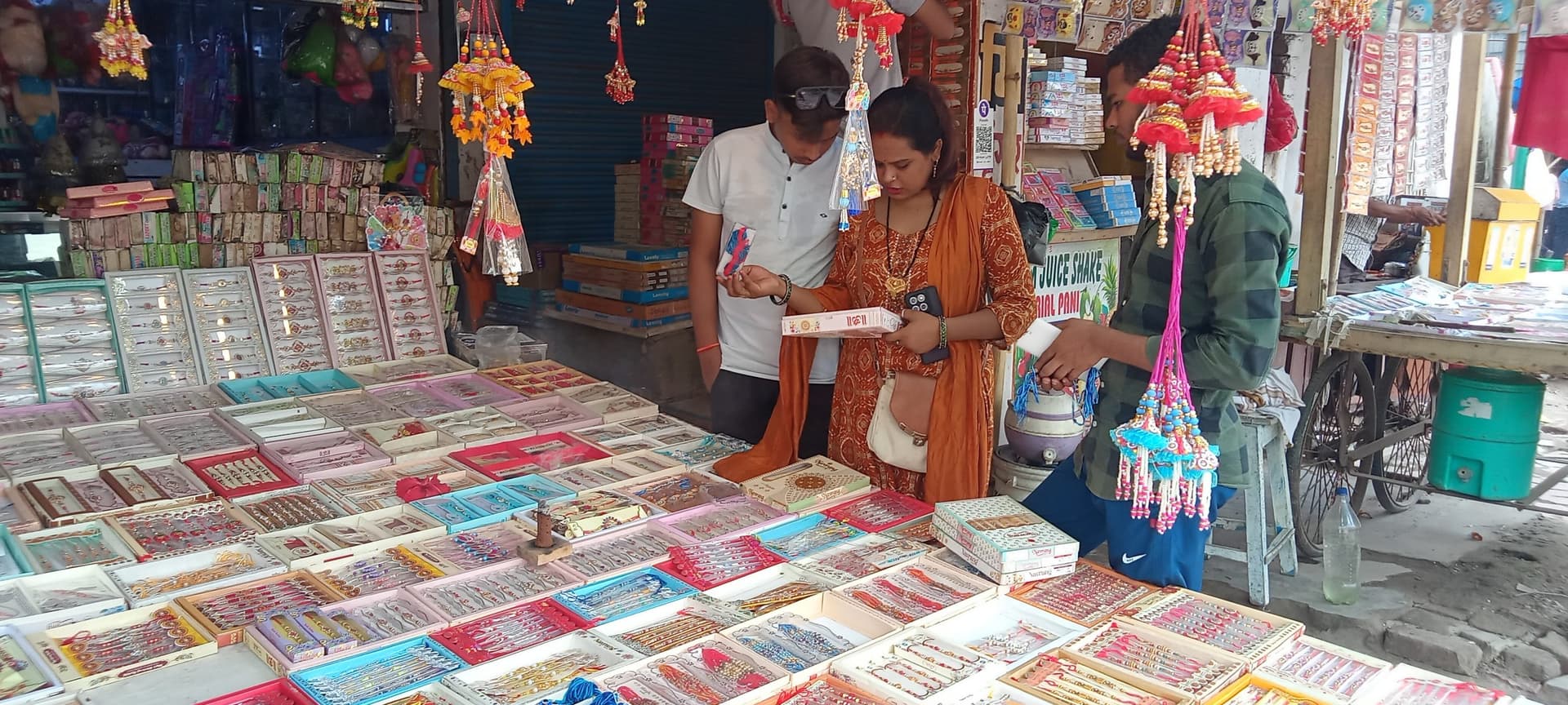 Saran News : रक्षाबंधन को लेकर राखी का सजा बाजार, लेकिन ऑनलाइन खरीदारी से परंपरागत बाजार प्रभावित