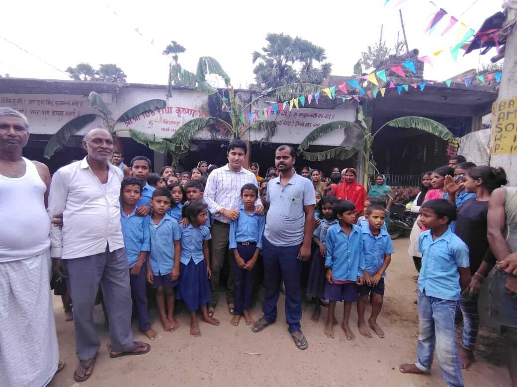 स्थानांतरित शिक्षक के वापस लाने की मांग पर विद्यार्थी अडिग, प्रदर्शन