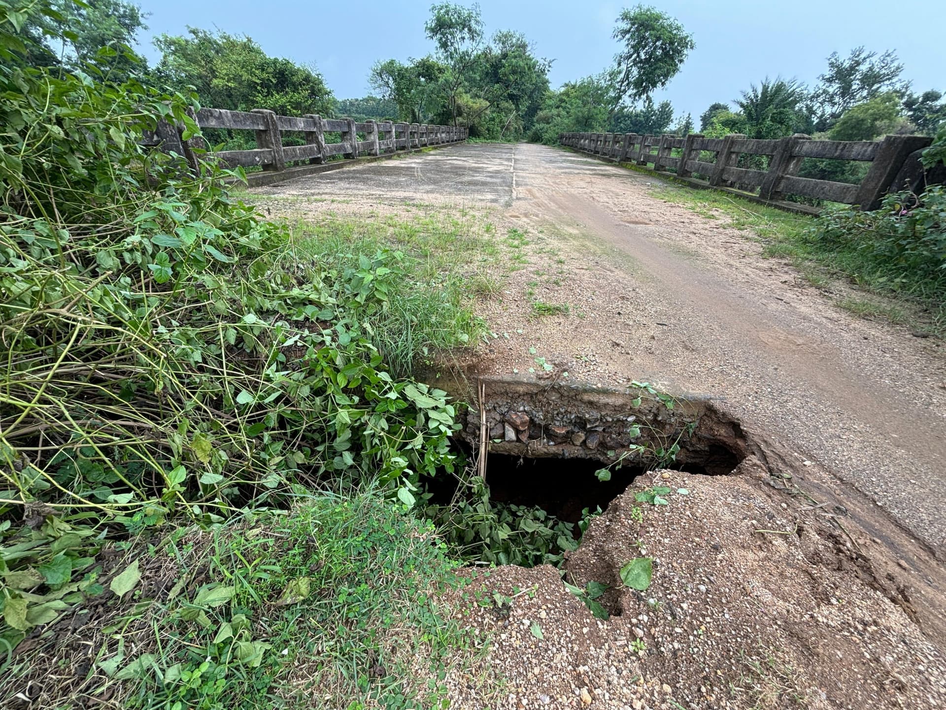 फतेहपुर में सड़क धंसने से राहगीरों की बढ़ी परेशानी