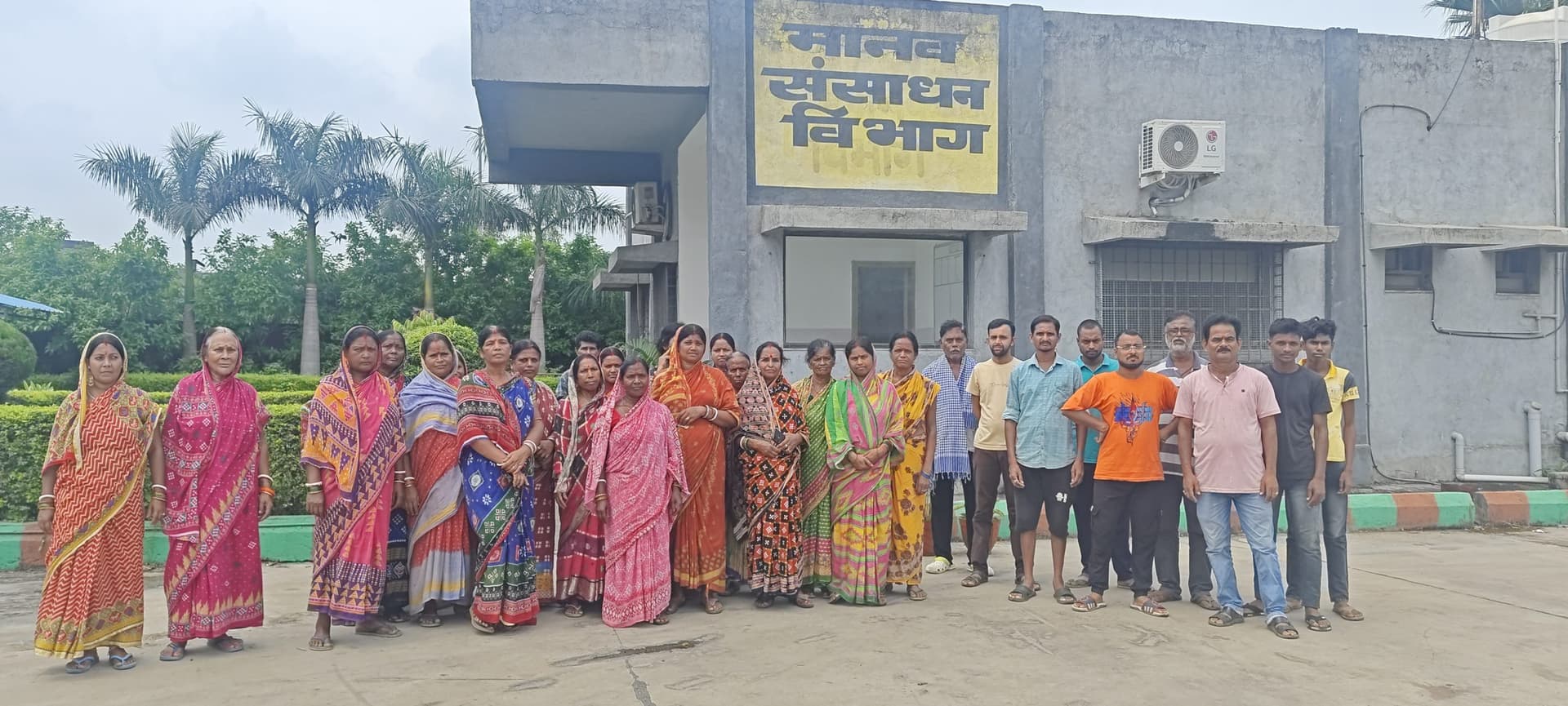 Seraikela Kharsawan News : बुरुडीह में तीन दिनों से पसरा है अंधेरा, ग्रामीणों में आक्रोश