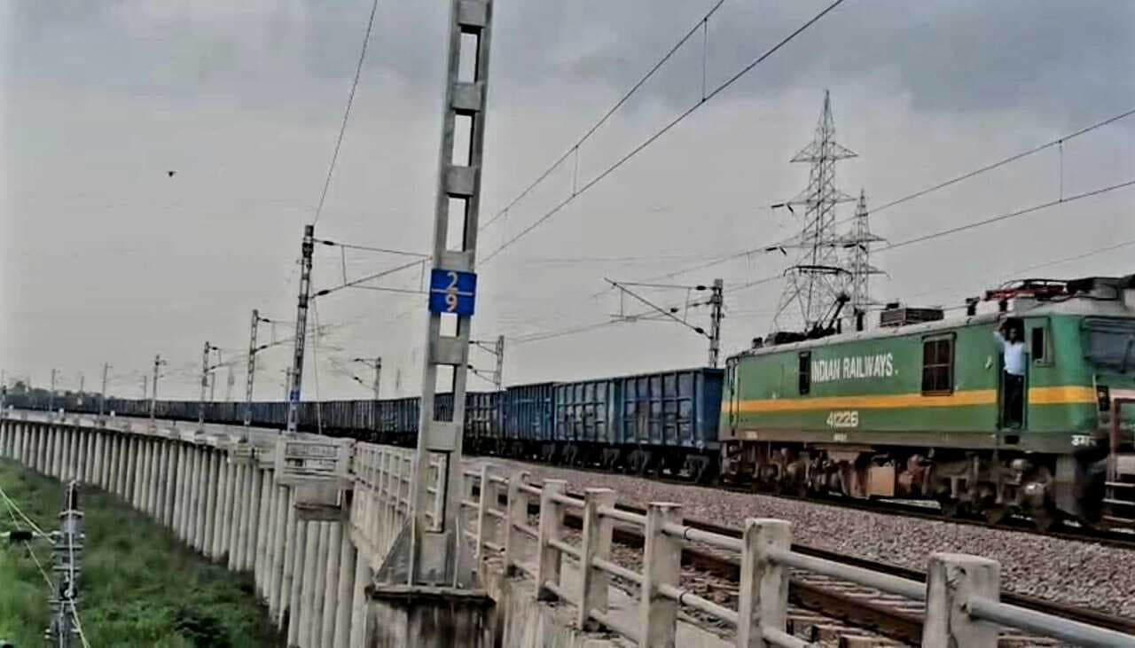 Dhanbad News: डीडीयू ने धनबाद रेल मंडल को भेजा ”रुद्रास्त्र”