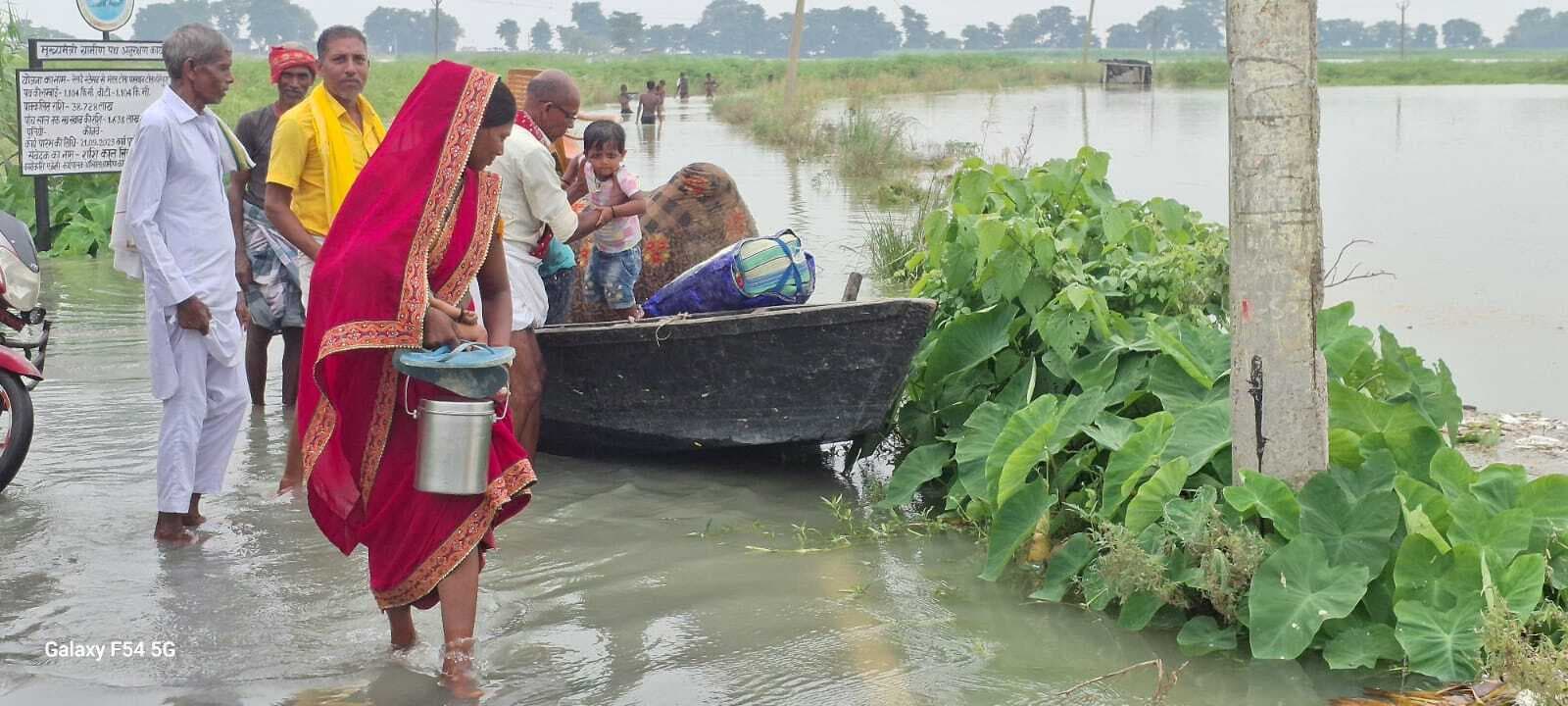 गंगा, कोसी नदियों के उफान से बाढ़ की चपेट में अधिकांश गांव
