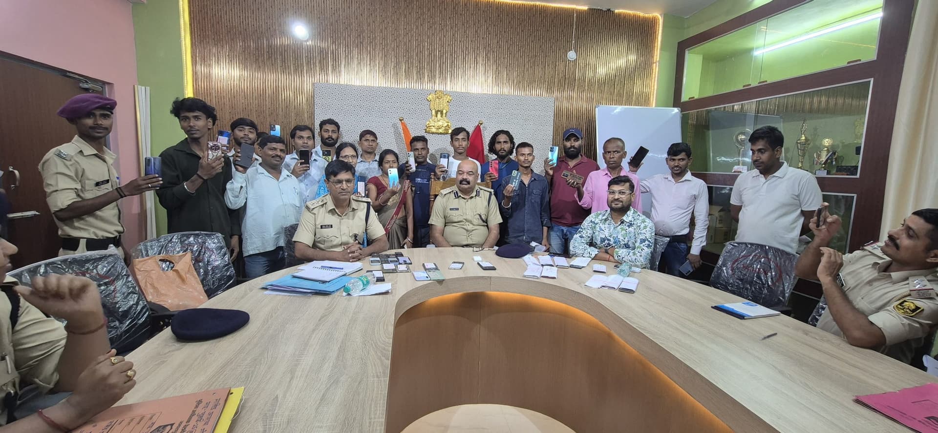 एसआरपी के क्राइम मीटिंग में खोए हुए 40 मोबाइल उनके स्वामित्व को सौंपा