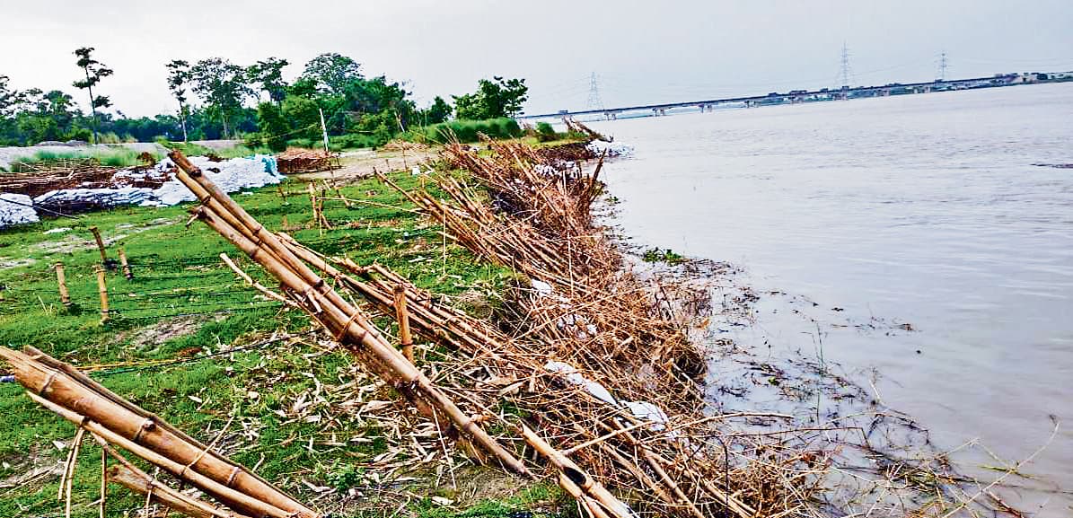 Gopalganj News : गंडक नदी का तेजी से बढ़ रहा जल स्तर, बैकुंठपुर में खतरे के निशान के करीब