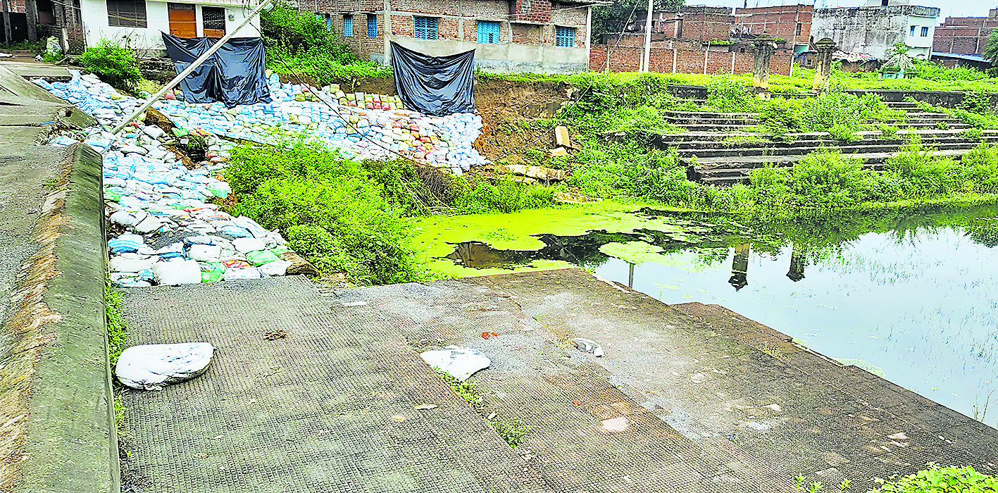Gaya News : बारिश से धंसी दीवार, मिट रहा शेरघाटी का ऐतिहासिक तालाब