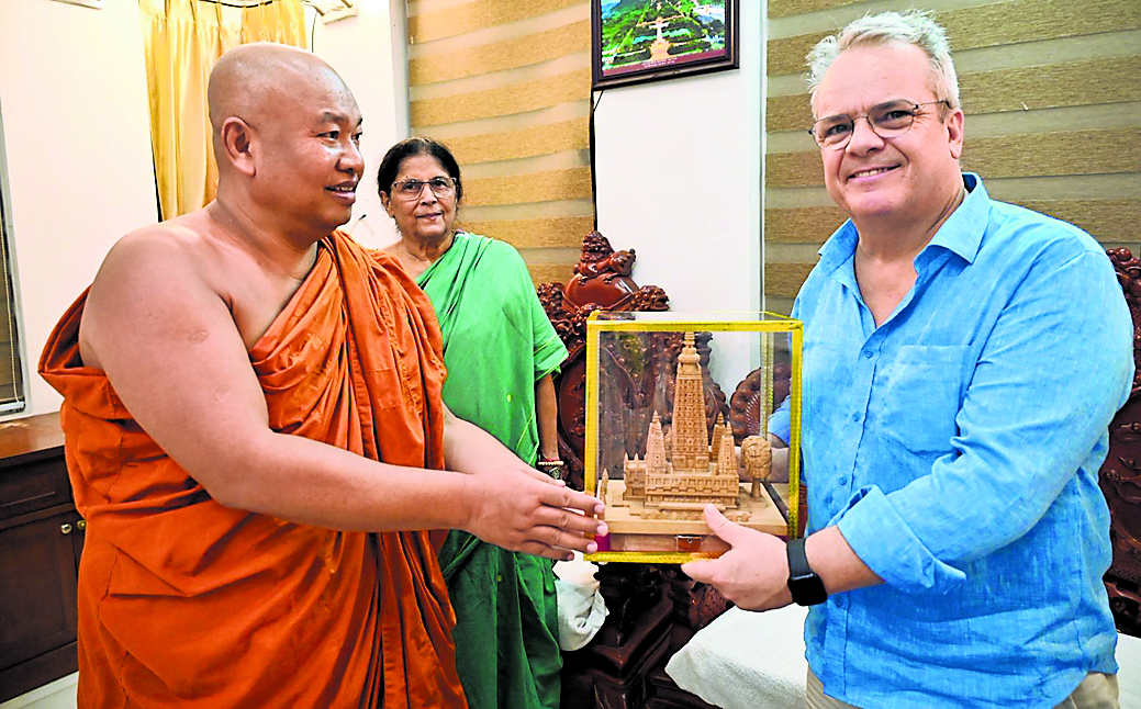Gaya News : यूनेस्को के डायरेक्टर ने महाबोधि मंदिर में की पूजा