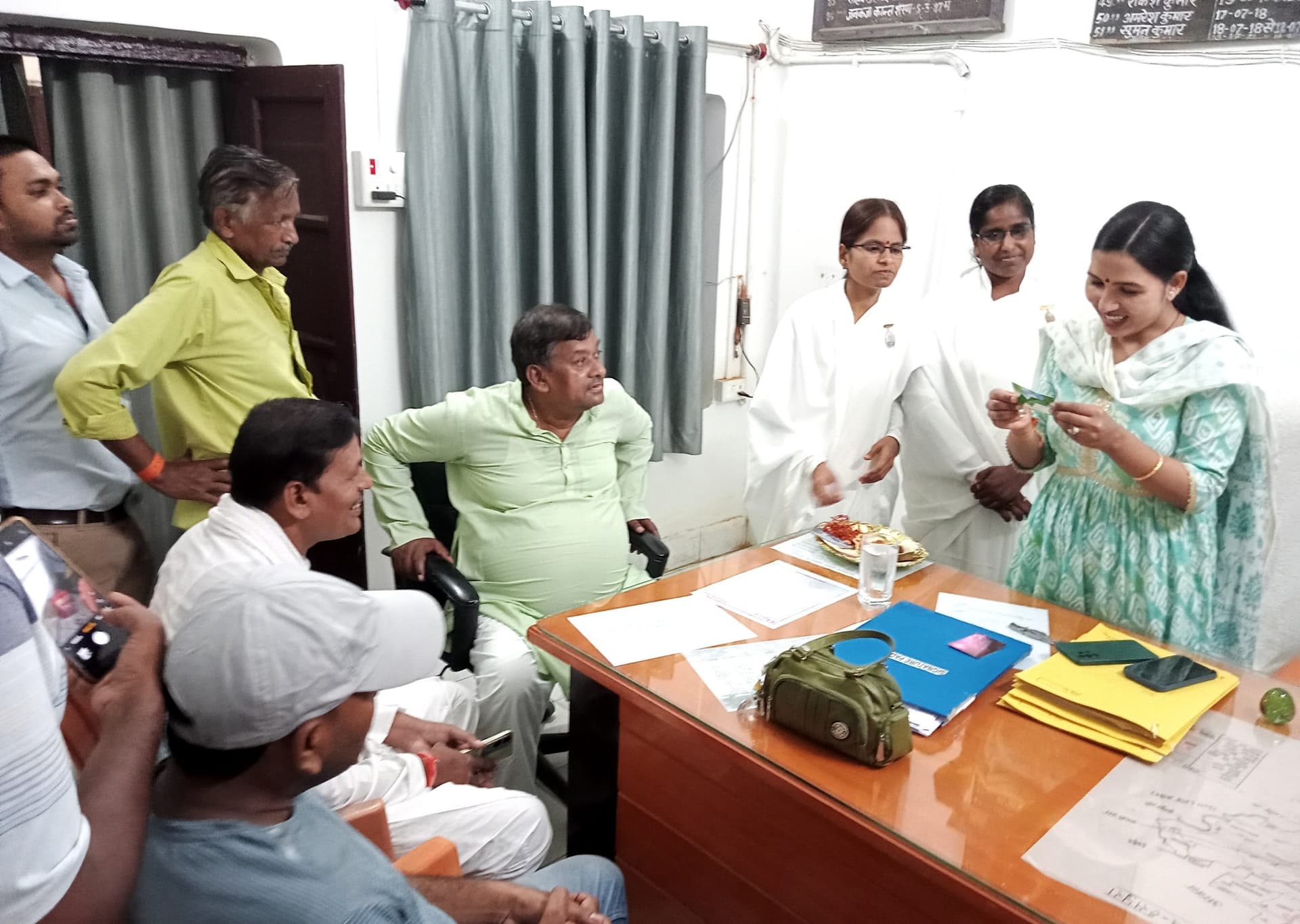ब्रह्माकुमारी की बहनों ने सीओ व प्रमुख को बांधा रक्षासूत्र