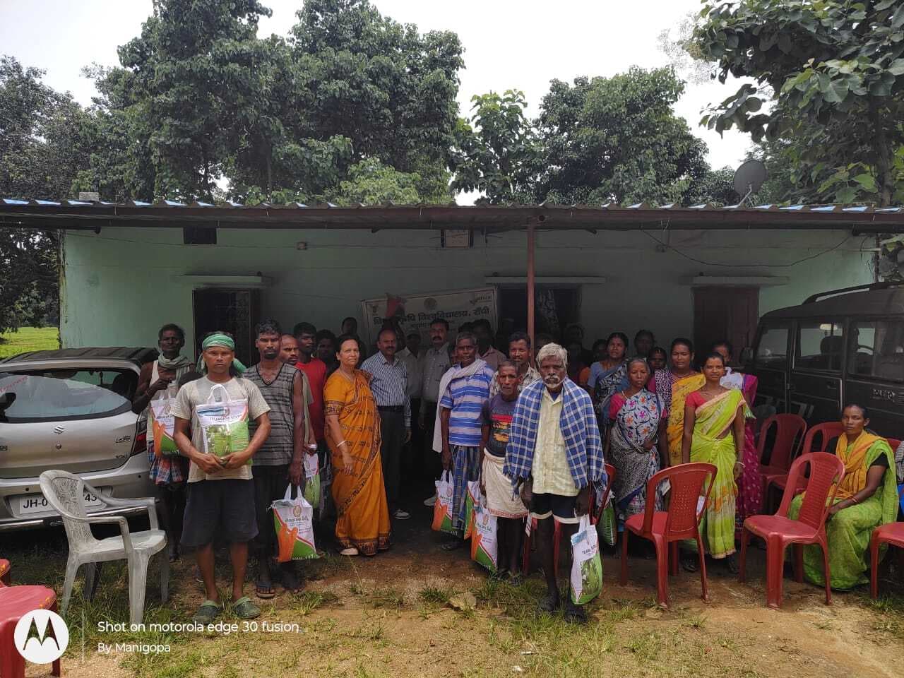 Ranchi News : बीएयू ने स्व कार्तिक उरांव के गांव में किया बीज वितरण