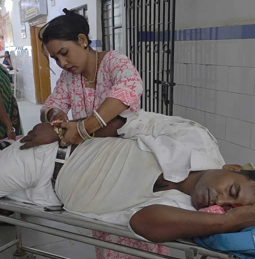 दुर्घटना में घायल भाई को अस्पताल में ही बहन ने बांधी राखी