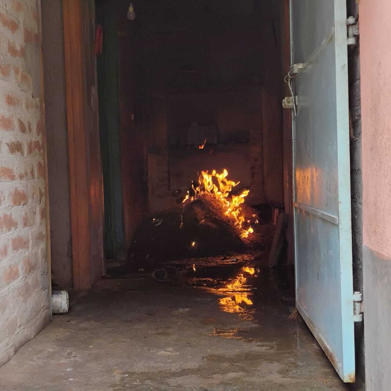 कुशवाहा टोला में गैस सिलिंडर में लगी आग