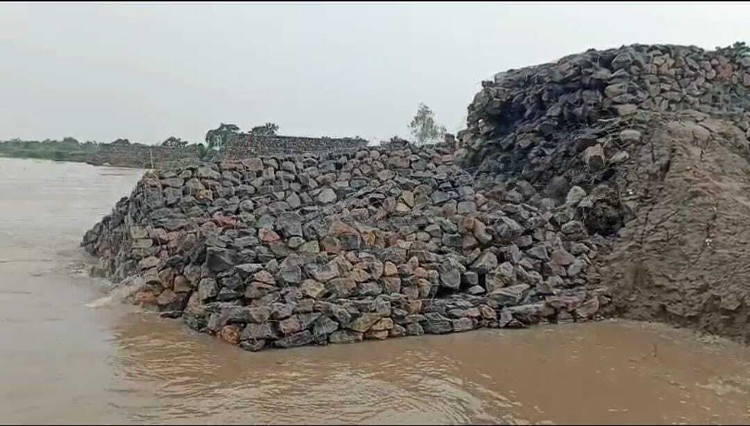 कटाव से बचाने के लिए लगाये जा रहे बोल्डर बॉक्स का एक हिस्सा फिर ढहा