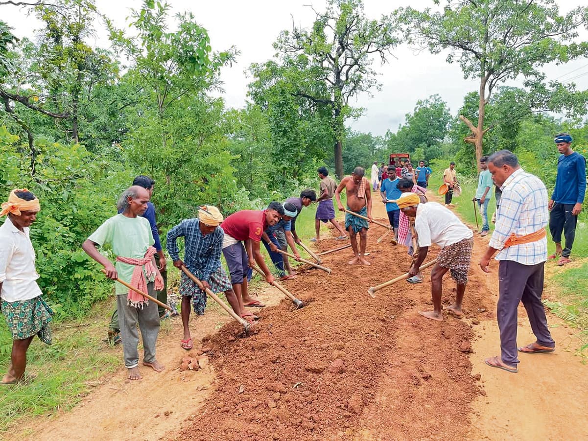 Sambalpur News :  जनप्रतिनिधियों ने की अनदेखी, तो हरिडाटाल के ग्रामीणों ने खुद बनायी सड़क