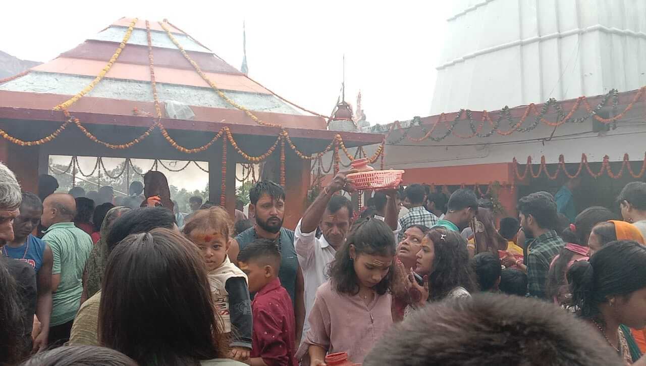 सावन पूर्णिमा पर पतेश्वरधाम में उमड़े श्रद्धालु