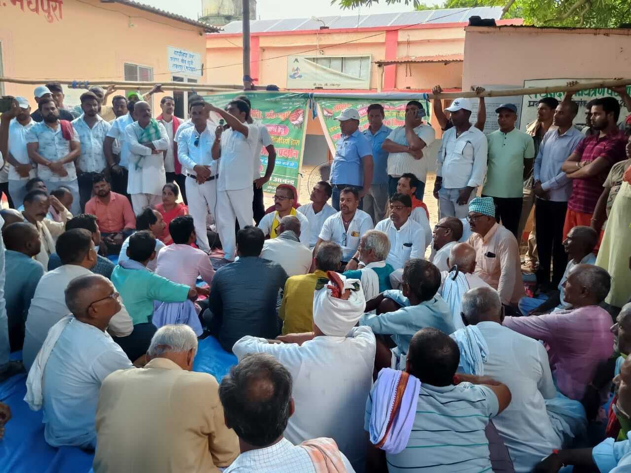 भ्रष्टाचार मुक्त प्रखंड बनाने को लेकर दिया धरना