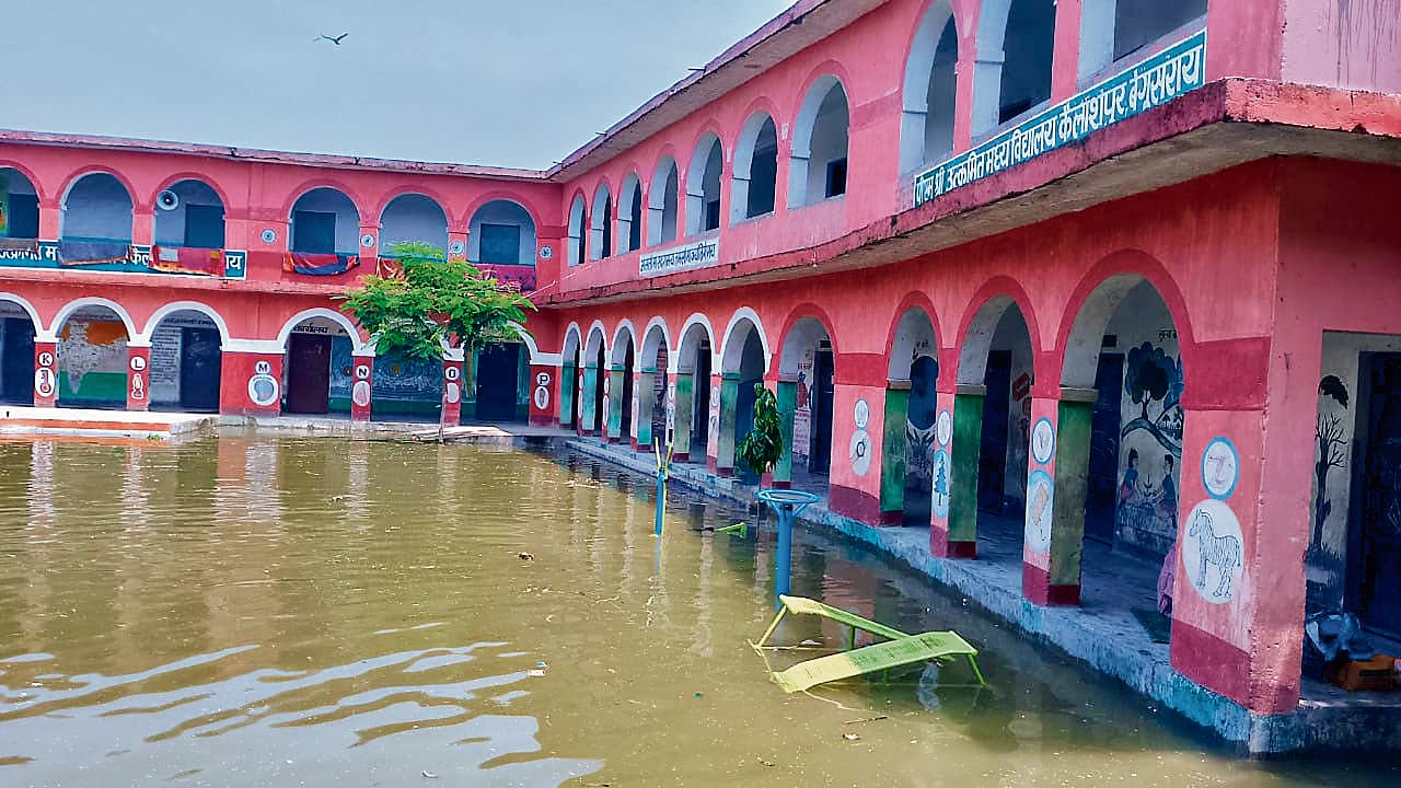 Begusarai News : आठ प्रखंडों के 137 स्कूल व आंगनबाड़ी केंद्र 14 तक बंद