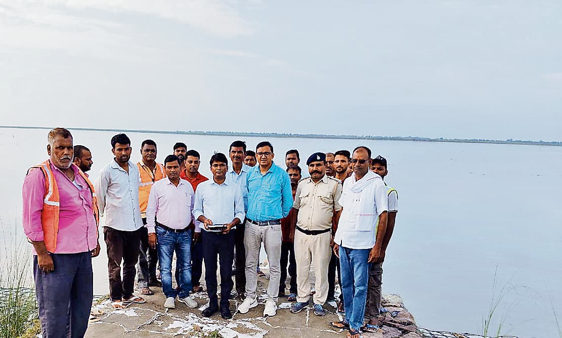 Gopalganj News : गंडक के घटते-बढ़ते जल स्तर के बीच बढ़ा बाढ़ का खतरा, तटबंधों पर निगरानी तेज