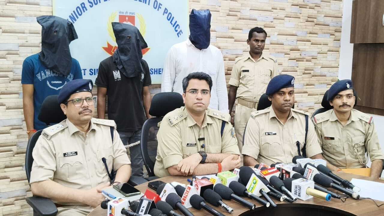 Jamshedpur News : दो ग्रुप बनाकर एक माह से रेकी कर अपराधियों ने रवि पर की थी फायरिंग, तीन गिरफ्तार
