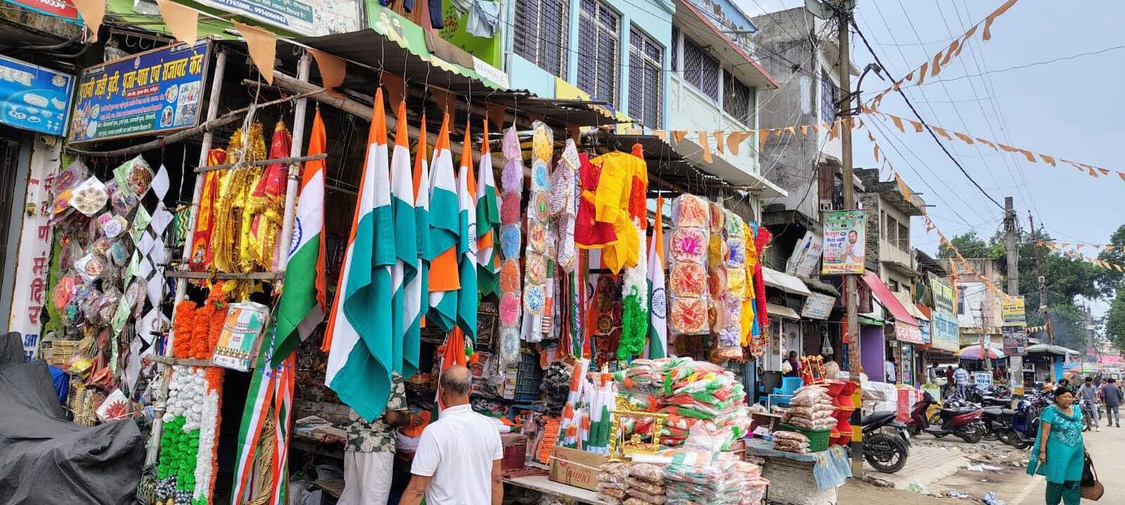 स्वतंत्रता दिवस को लेकर तिरंगे से सजा बाजार