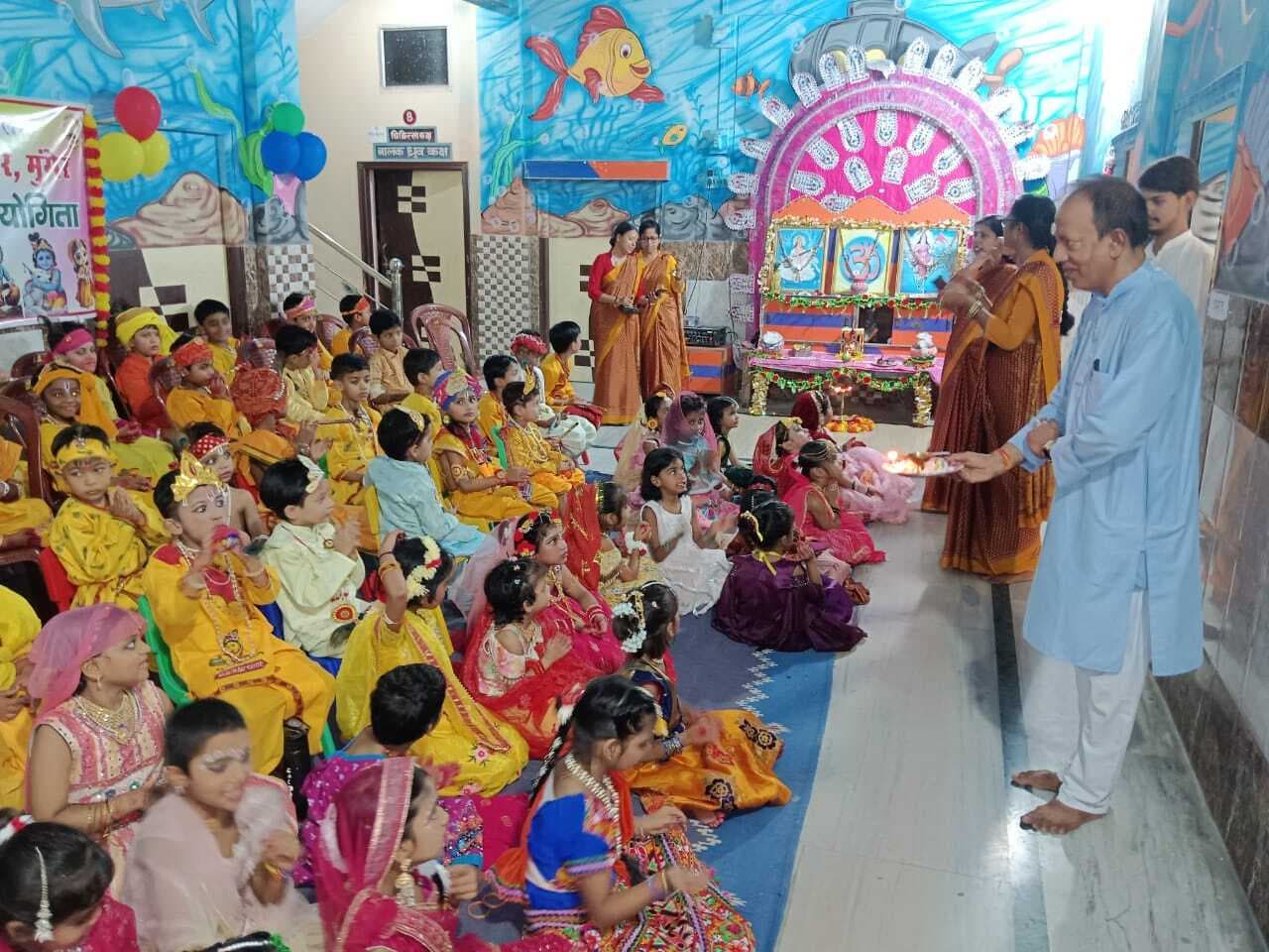 राधा-कृष्ण बाल रूप सज्जा प्रतियोगिता में बच्चों ने किया मंत्रमुग्ध