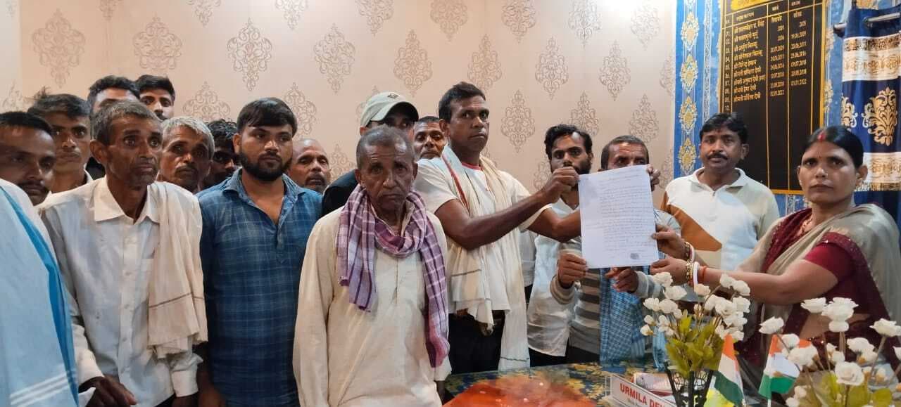 सड़क पर घर बनाने का ग्रामीणों ने लगाया आरोप