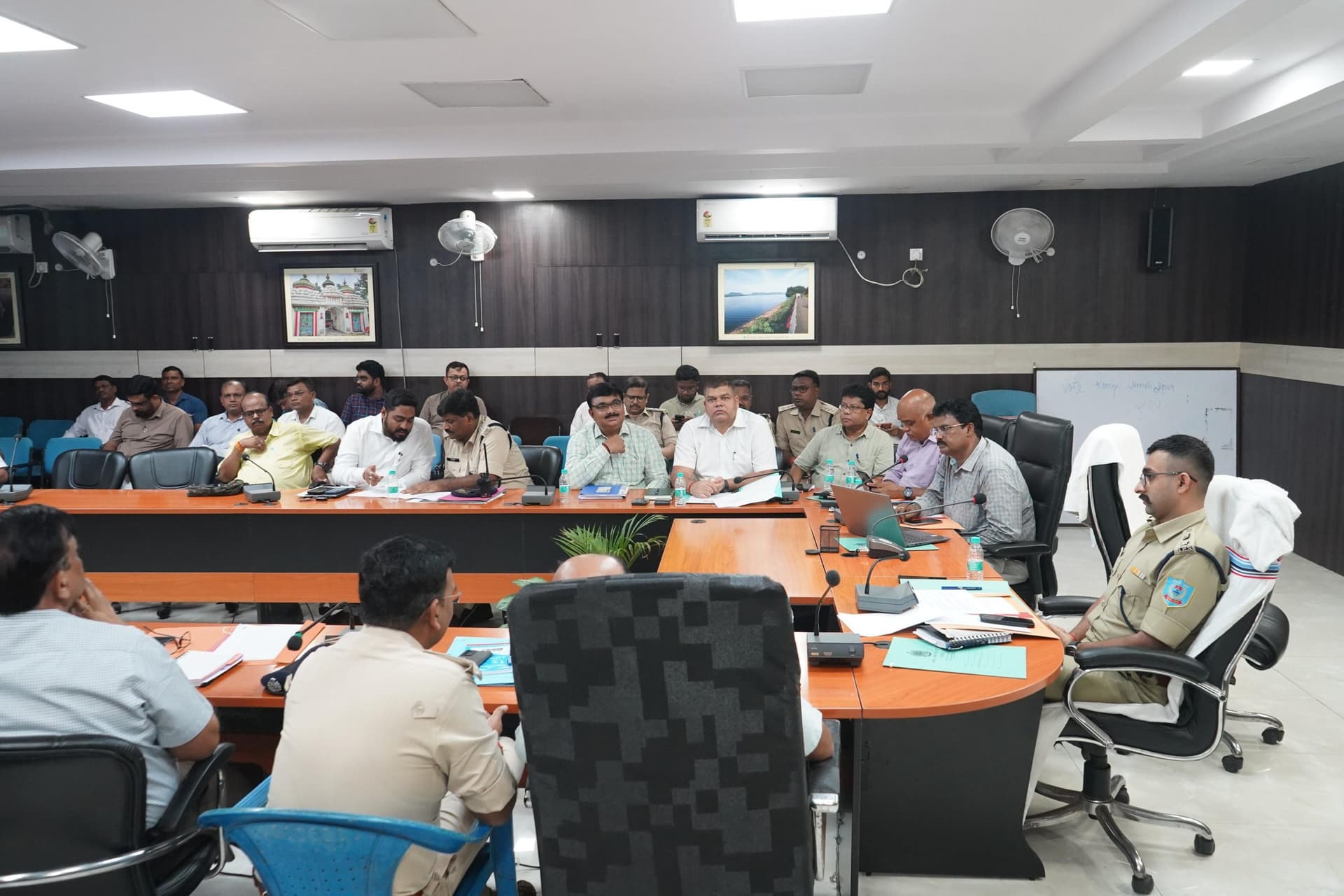 Jamshedpur news. 14 दिनों में 317.6 टन खनिज जब्त, 12 वाहन जब्त कर आठ एफआइआर दर्ज