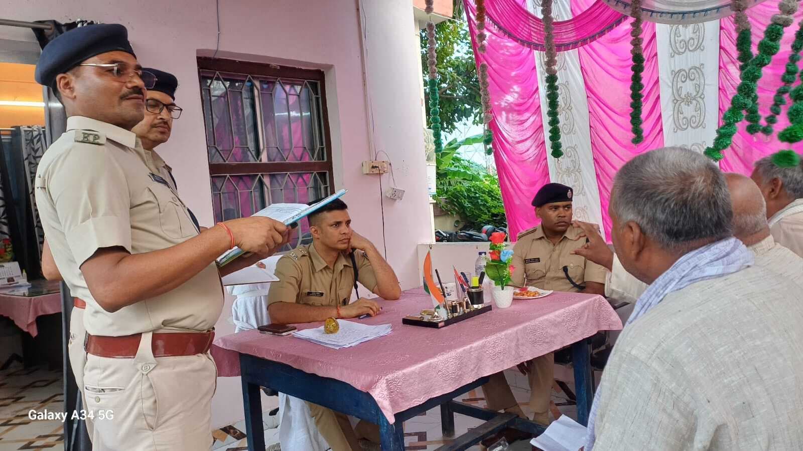 भोरे में जनता दरबार में एसपी ने सुनीं लोगों की समस्याएं