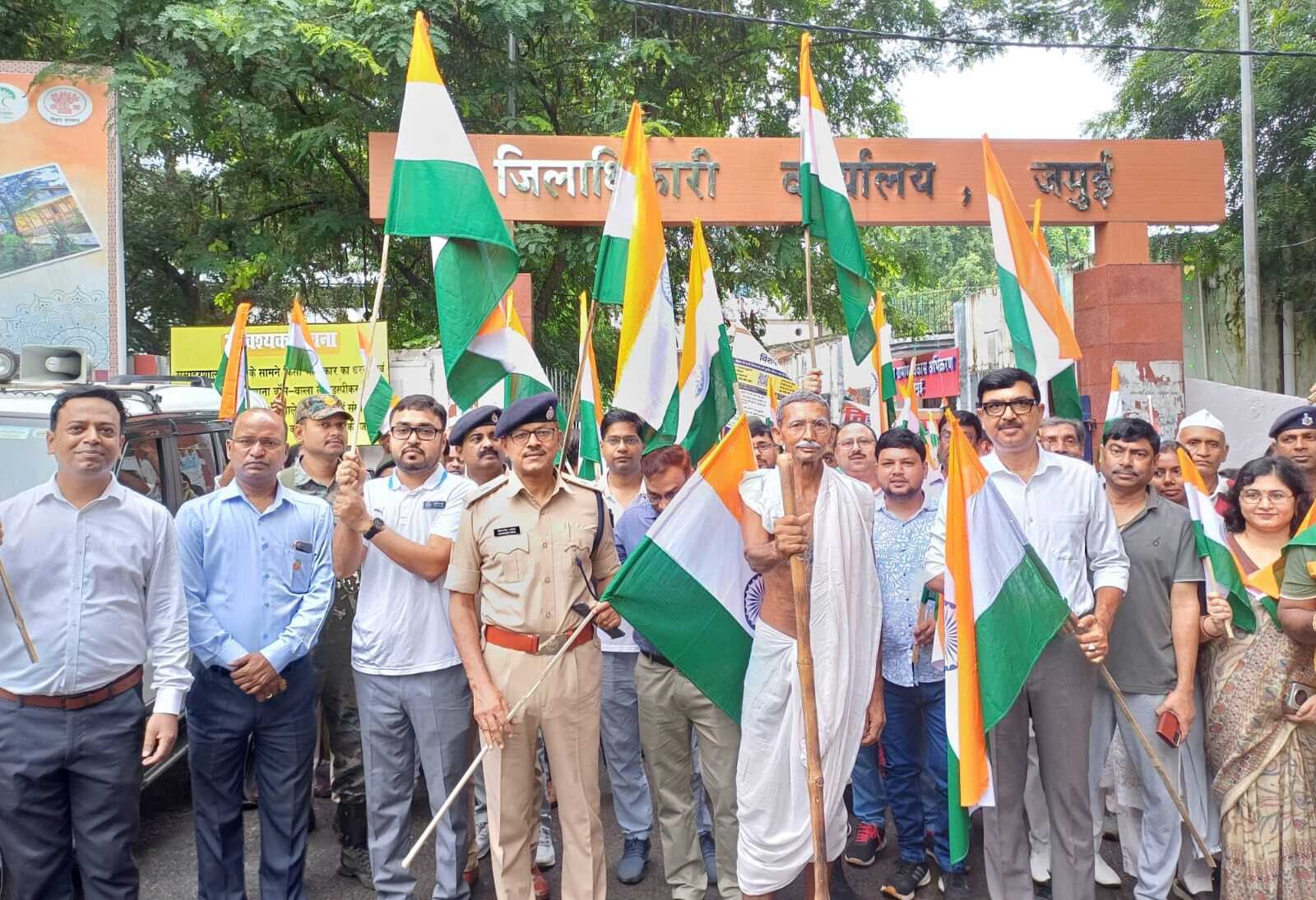 तिरंगा यात्रा में वोटरों को किया जागरूक