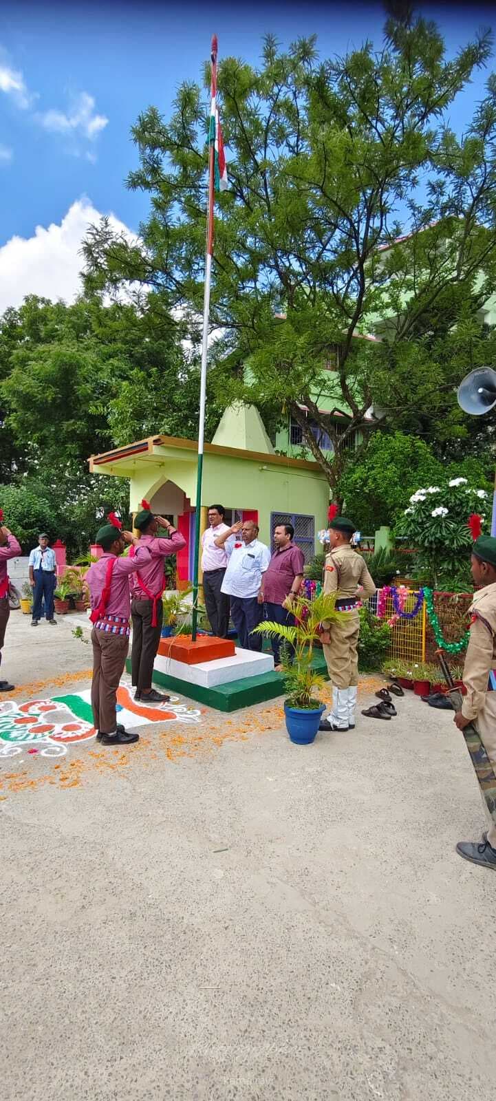 Madhubani News : सरकारी व गैर सरकारी संस्थानों पर शान से लहराया तिरंगा