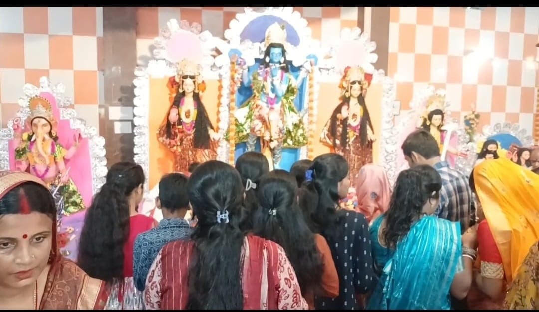 चांदी की बांसुरी चढ़ा बच्चों के उज्ज्वल भविष्य की करते हैं कामना