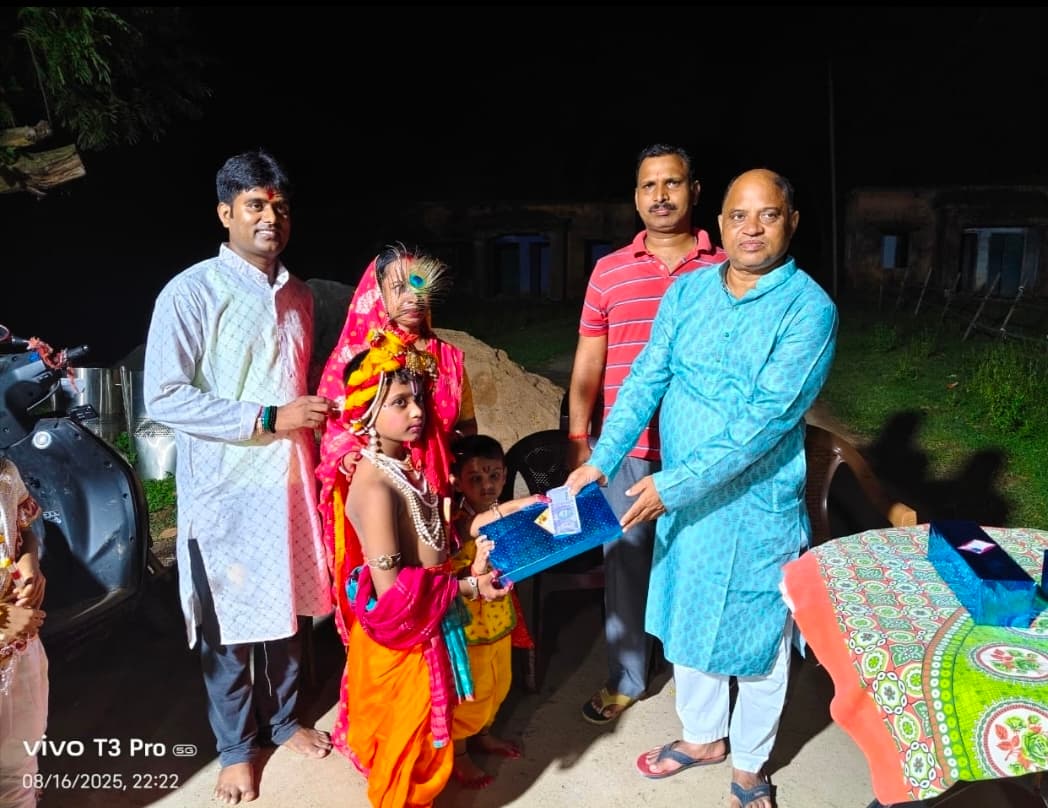 बाल रूपी कृष्ण को सामूहिक रूप से किया पुरस्कृत