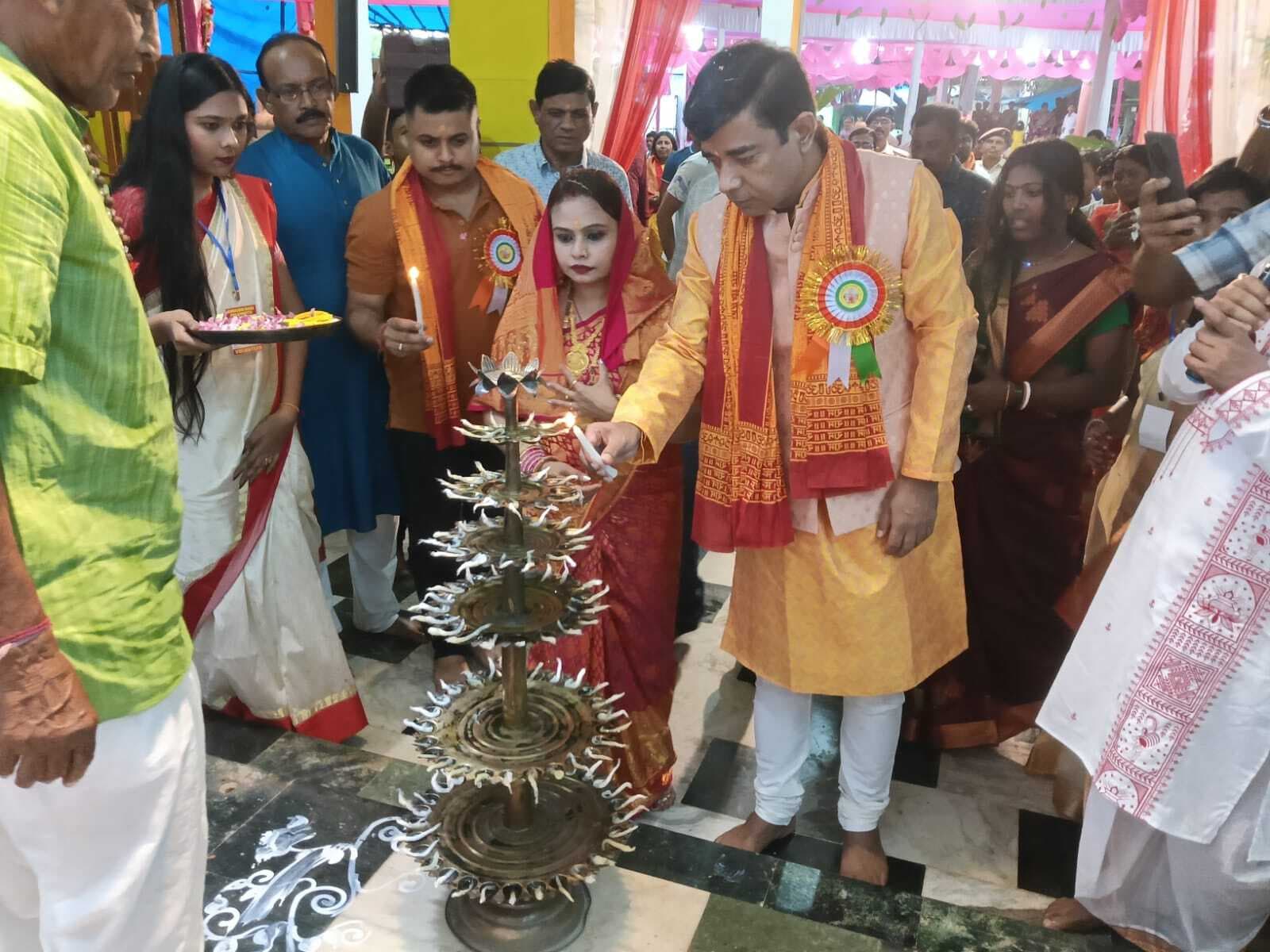 East Singhbhum News : विषधर नागों को गले में डालकर की मां मनसा की भक्ति