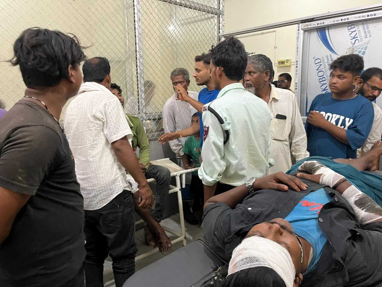 टेढ़ागाछ में दो बाइकों की भिड़ंत में दो घायल, एक गंभीर