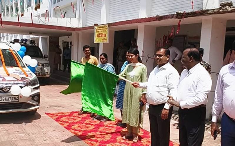 मोबाइल इवीएम डेमोंस्ट्रेशन वैन रवाना, मतदाता होंगे जागरूक